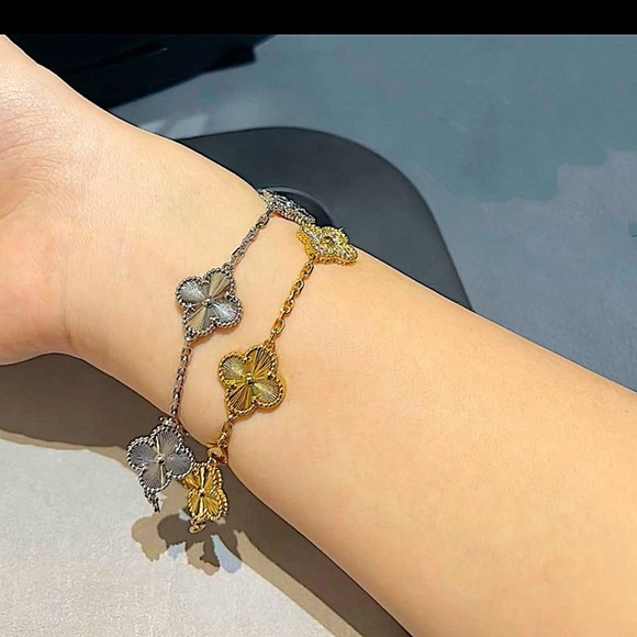 Gold Four Leaf Clover Luxury Bracelet - Picture 6 of 6